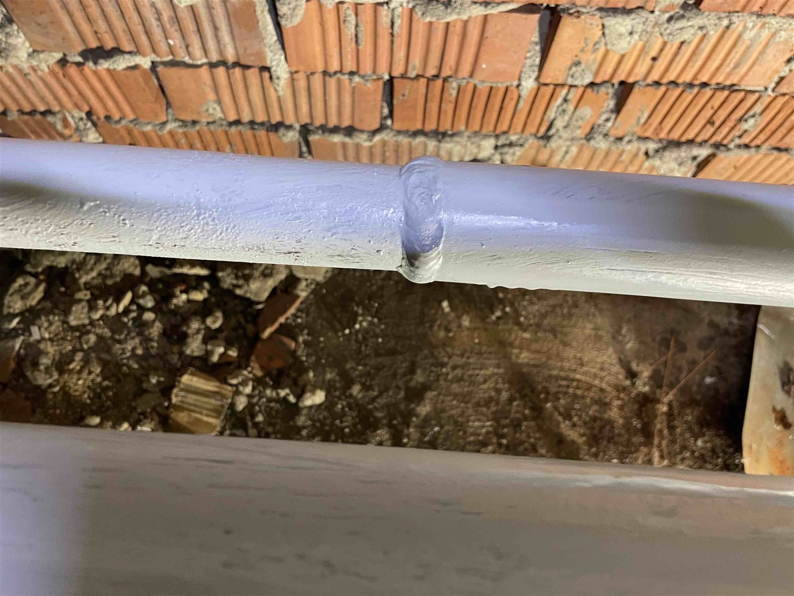 Detail svaru potrubí při realizaci v Nymburce