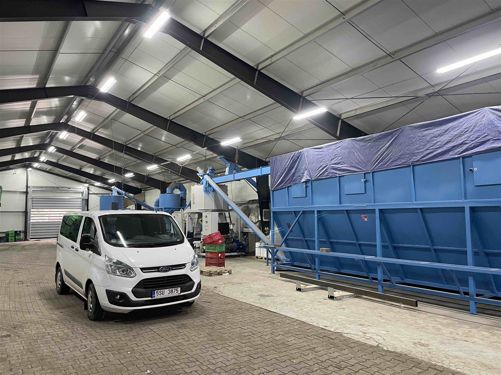 Technologická instalace ve výrobní hale v Sedlčánkách